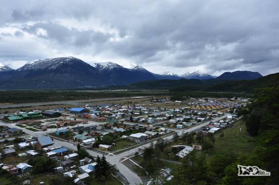 A cidade de Villa O'Higgins, última cidade da Carretera Austral, vista do alto do parque Cerro Santiago (sul do Chile)